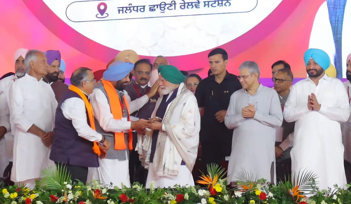 RavneetBittu's tweet photo. Honoured to welcome Hon’ble Prime Minister Shri @narendramodi Ji to Jalandhar today.

As a mark of Punjab’s rich heritage and deep respect presented him with a traditional Punjabi shawl, a symbolic Kirpan, and a portrait of the great Maharaja Ranjit Singh Ji—an enduring icon of courage, justice, and inclusive governance.

#Jalandhar #Punjab #MaharajaRanjitSingh #ViksitBharat #NarendraModi