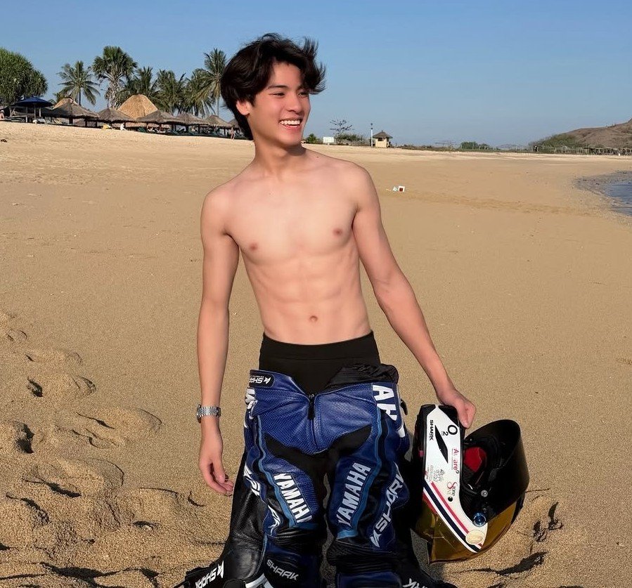 hubboyslove's tweet photo. Ing Asavanund atiça internautas exibindo tanquinho em novas fotos na praia. https://t.co/NhpSCfsxXu