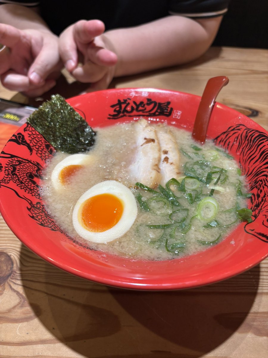yoshi3_1028's tweet photo. やけ食いだ〜 https://t.co/0iyv2kg6r9