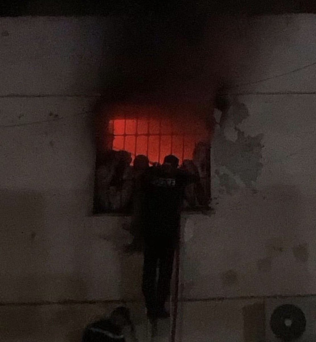 sarahfrikh's tweet photo. Les derniers instants des orphelins d'Alger 🤲🥺 
Ils étaient totalement piégés.
C'est d'une tristesse inouïe...paix à leurs âmes 🤲 https://t.co/mXBQqJ379n