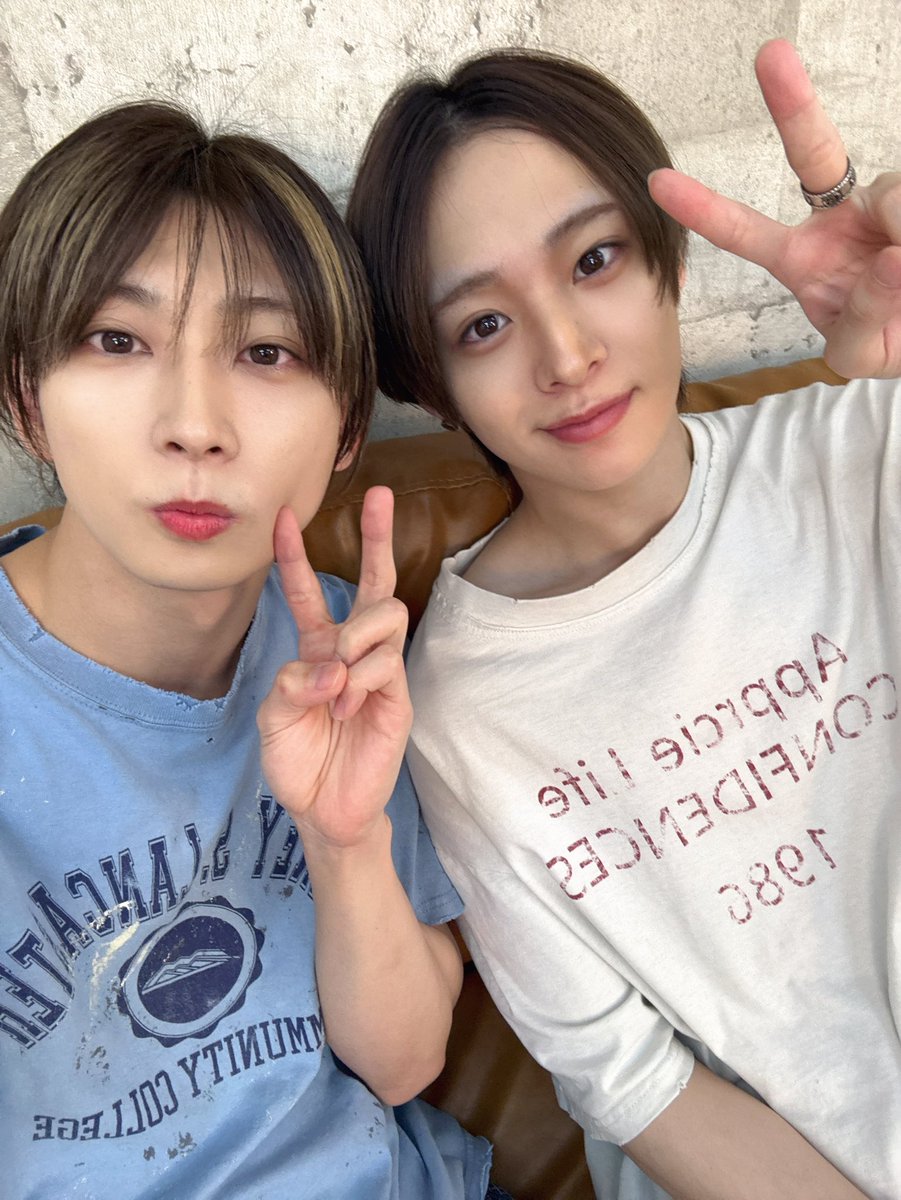yuga_iwasaki's tweet photo. 『のぞいてみよう！ゆがまぴのお部屋』#2
ご視聴ありがとうございましたー！

遂にロゴとステッカーのデザインが決まりました🙌
楽しみ！！

そして今日も相変わらずひかるは可愛かったです。
見てください。
配信直後、真っ先にお菓子に向かうひかるを。
すくすく育ってね。

来月も���楽しみに！🏘️ https://t.co/VJGLv2Qk7Z