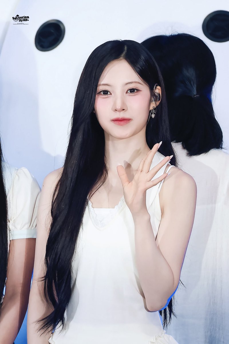 minamiscent's tweet photo. liv really has that actress vibe https://t.co/6HjSMFK4An