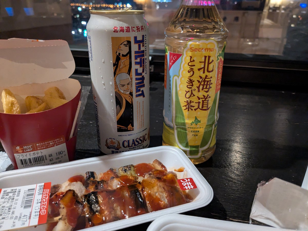 ShikaGenpats2's tweet photo. ハセガワストアの焼き鳥（鶏肉とは言っていない）とセコマの惣菜が一度に買えるとか最高すぎませんか函館 https://t.co/pBTKYDmCrX
