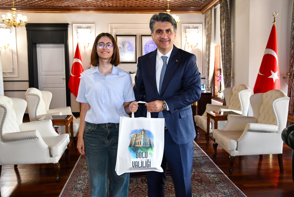 boluilmem's tweet photo. 🇹🇷 Valimiz Sayın Abdulaziz Aydın, LGS 2026 Türkiye Birincilerini Kabul Etti

📚 Valimiz Sayın Abdulaziz Aydın, İl Milli Eğitim Müdürü Cemal Turan ile birlikte, Liselere Geçiş Sistemi (LGS) 2026 kapsamında tüm soruları doğru yanıtlayarak 500 tam puan alan öğrencileri kabul etti. https://t.co/kHqvTqiQYR