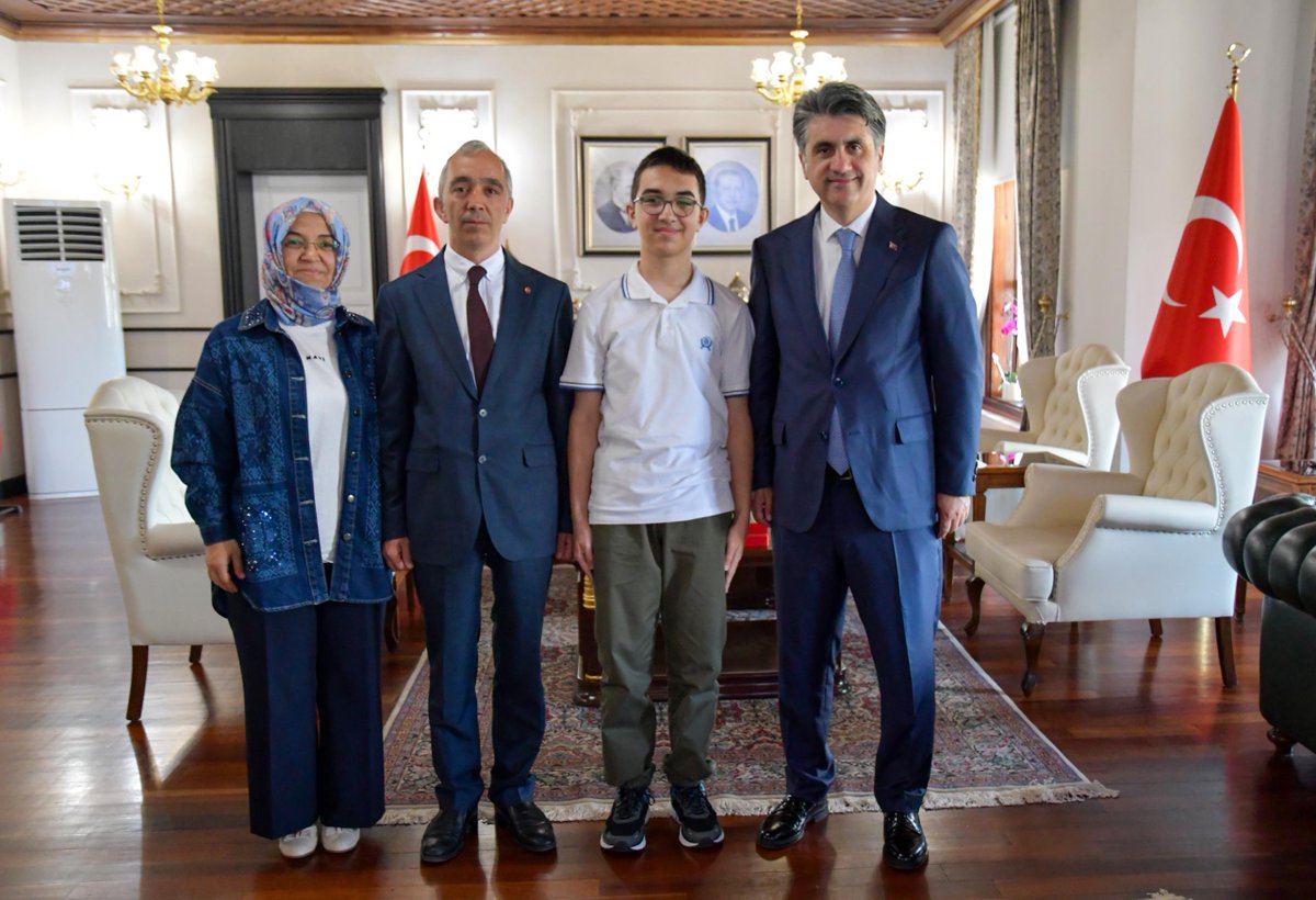boluilmem's tweet photo. 🇹🇷 Valimiz Sayın Abdulaziz Aydın, LGS 2026 Türkiye Birincilerini Kabul Etti

📚 Valimiz Sayın Abdulaziz Aydın, İl Milli Eğitim Müdürü Cemal Turan ile birlikte, Liselere Geçiş Sistemi (LGS) 2026 kapsamında tüm soruları doğru yanıtlayarak 500 tam puan alan öğrencileri kabul etti. https://t.co/kHqvTqiQYR