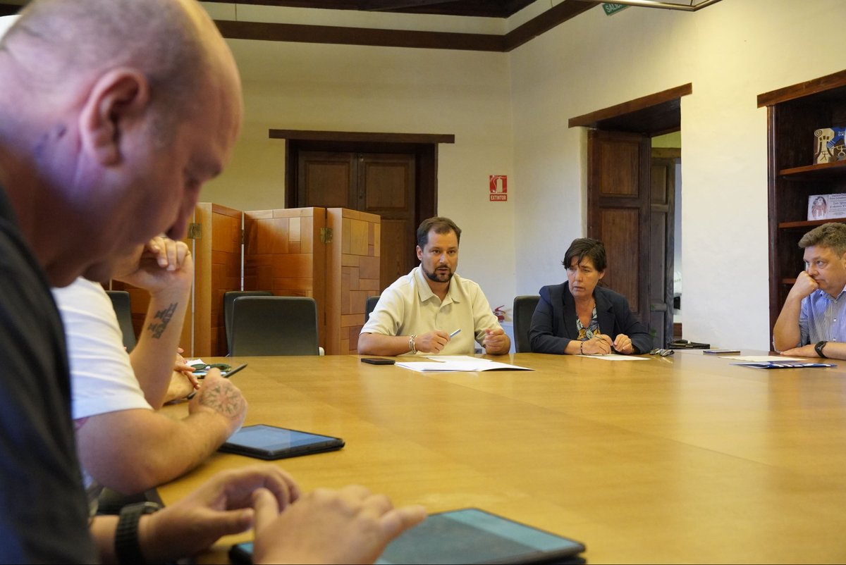 aytolalaguna_es's tweet photo. 🤝 Reforzamos la preparación, coordinación operativa y la capacidad de respuesta ante posibles emergencias de la mano del Cabildo de Tenerife.

Mantenemos una reunión para actualizar y homogeneizar criterios en nuestro Plan de Emergencias Municipal.

🔗 https://t.co/Q6OkOjnKz6 https://t.co/WMxkrZpveV