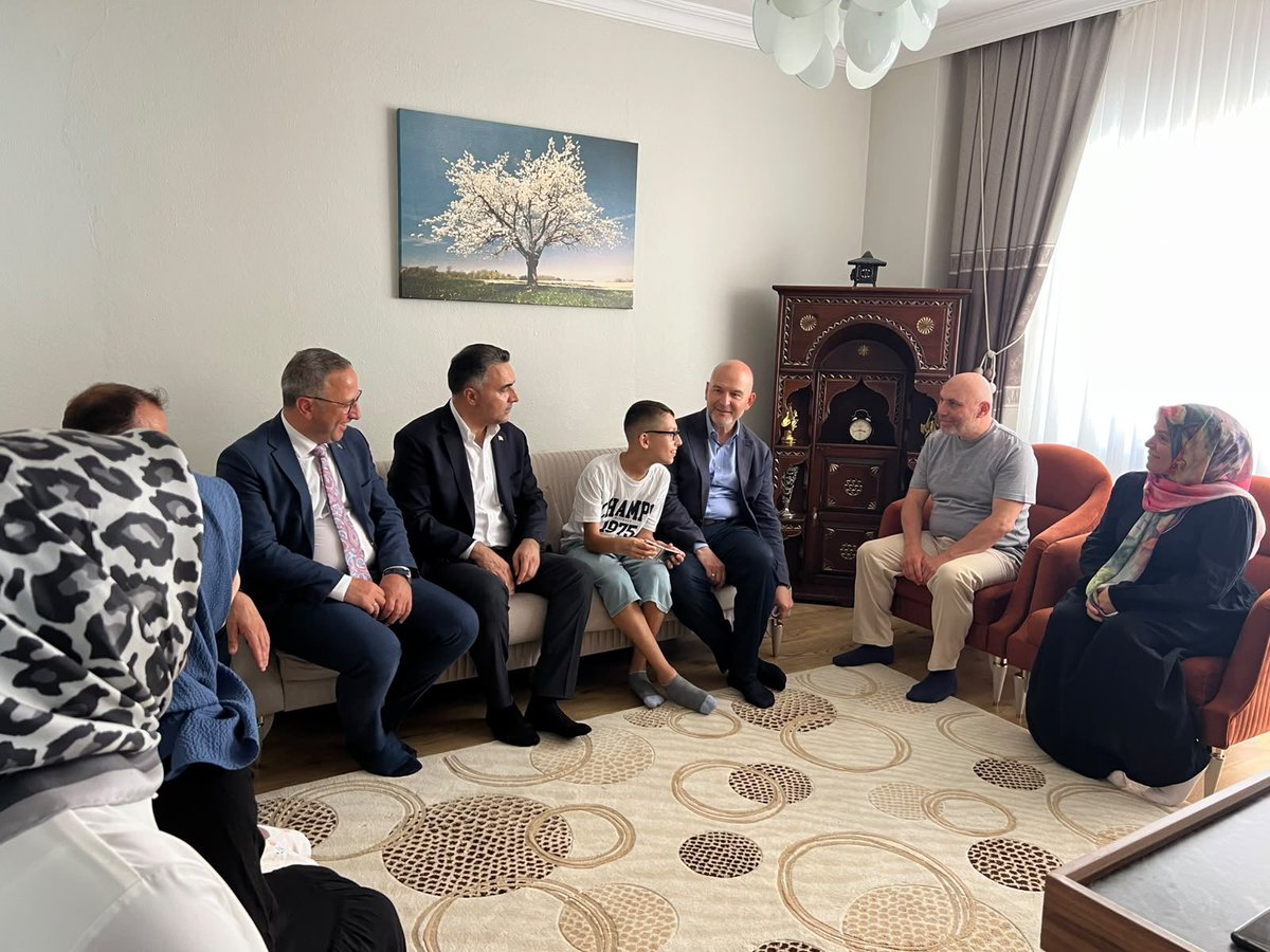 suleymansoylu's tweet photo. İlçe Başkanımız Halil İbrahim Kurşun ile birlikte Sarıyer’de bizleri evlerinde misafir eden kıymetli hemşehrilerimize gönülden teşekkür ediyorum.

Samimi sohbetleri, sıcak misafirperverlikleri ve gösterdikleri teveccüh için teşekkür ediyoruz. https://t.co/Rwyv4162yj