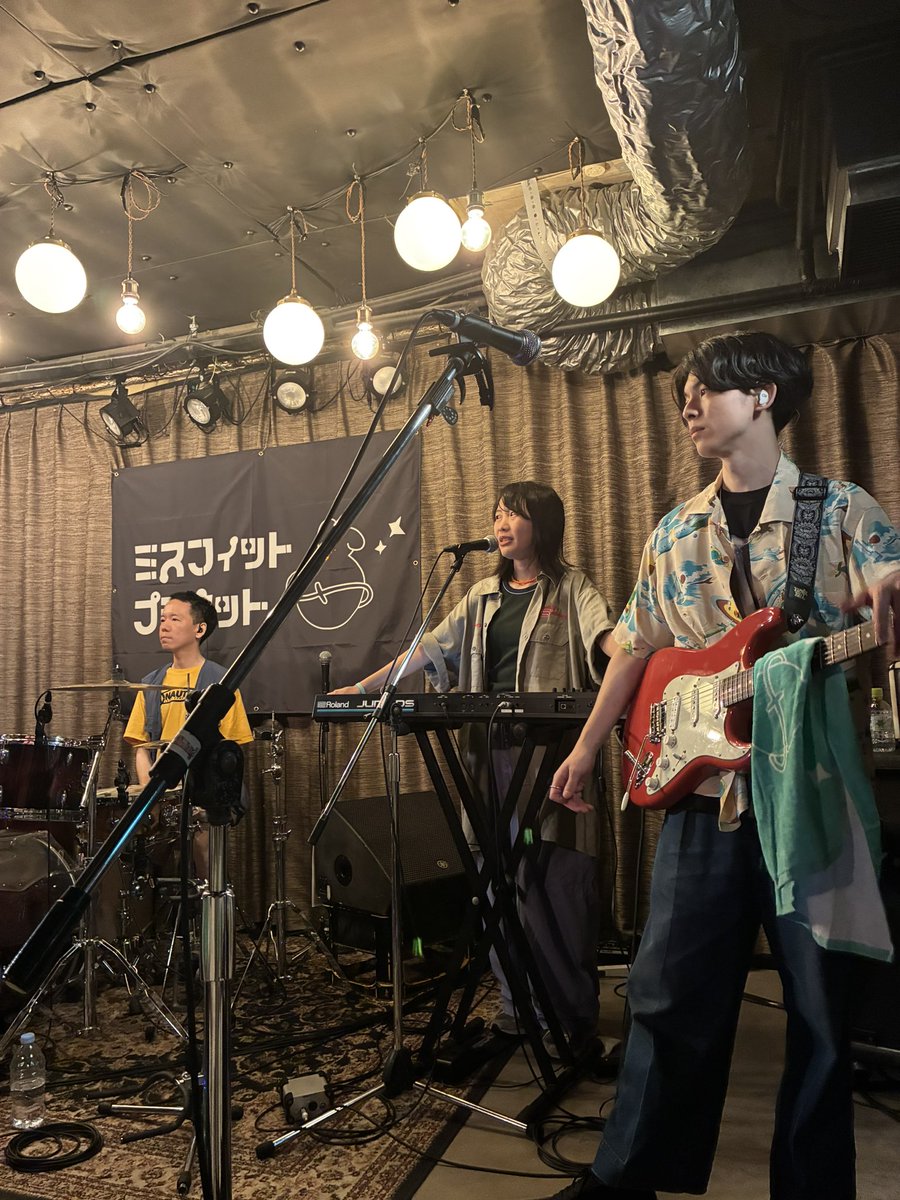 monzo_lala's tweet photo. ミスフィットプラネット、曲ももちろんいいんだけどなんか雰囲気があったかくてホッとする。でも新曲は2曲ともノリノリでムッチャ盛り上がった！写真下手くそすぎ…
#ミスフィットプラネット https://t.co/tmd55AZYgN