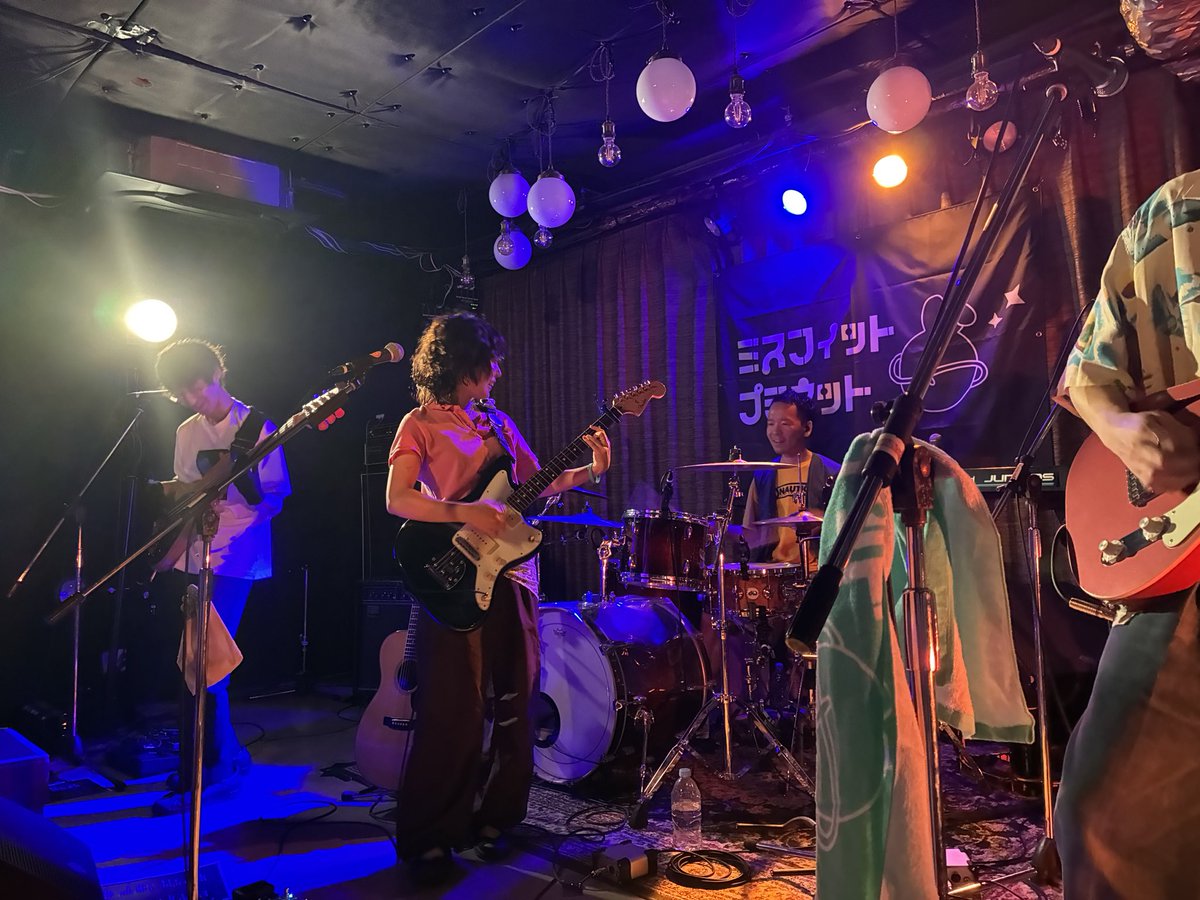 monzo_lala's tweet photo. ミスフィットプラネット、曲ももちろんいいんだけどなんか雰囲気があったかくてホッとする。でも新曲は2曲ともノリノリでムッチャ盛り上がった！写真下手くそすぎ…
#ミスフィットプラネット https://t.co/tmd55AZYgN