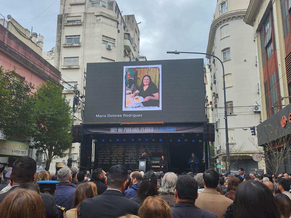 InfoAMIA's tweet photo. Durante todo este tiempo también hemos tenido que llorar la partida de muchos familiares que, después de haber luchado tanto, se fueron sin haber visto justicia. A ellos que nos guiaron durante tantos años y que ya no están, hoy también queremos rendirles homenaje. #AMIA32años https://t.co/HoYYqJCimp