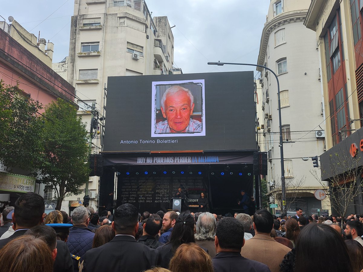 InfoAMIA's tweet photo. Durante todo este tiempo también hemos tenido que llorar la partida de muchos familiares que, después de haber luchado tanto, se fueron sin haber visto justicia. A ellos que nos guiaron durante tantos años y que ya no están, hoy también queremos rendirles homenaje. #AMIA32años https://t.co/HoYYqJCimp