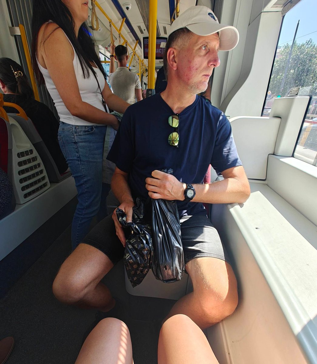 sebek_stoj's tweet photo. 🚨 ALERT! Zboczeniec w tramwaju linii 10 (kierunek Mokotów) 🚨
Dziewczyny, uważajcie na faceta z kamerami ukrytymi w torbach, który nagrywa kobiety! Widziany 16.07 o 15:40. Prawdopodobnie działa w duecie z drugim mężczyzną. Podajcie dalej i bądźcie czujne! https://t.co/lylIEq5iPG