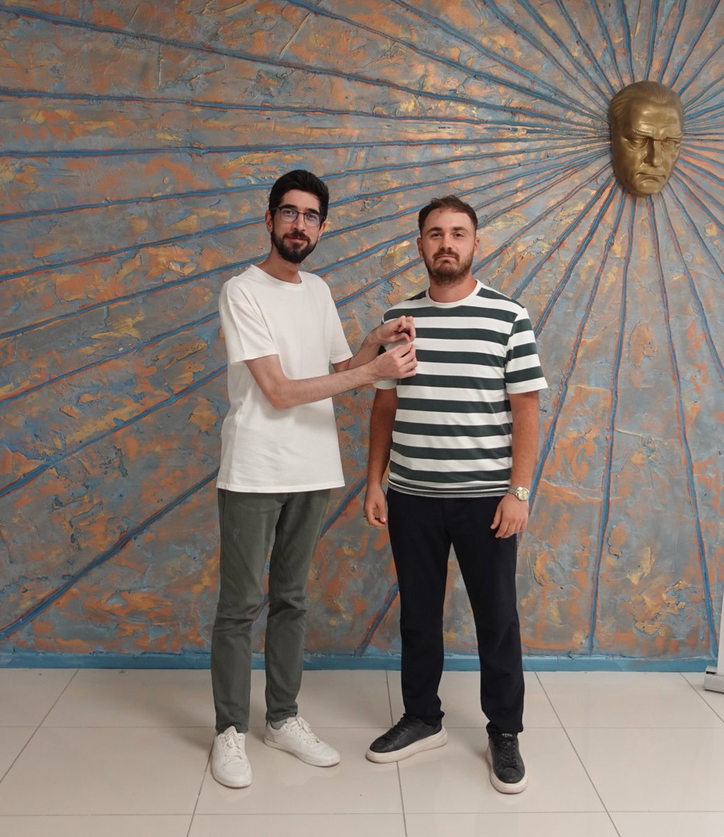 MOBursaSubesi's tweet photo. Odamıza yeni üye olan Kadir USLU’ ya rozet, kimlik kartı ve megaron logolu kupa takdimi gerçekleştirdik.
Çiçeği burnunda meslektaşımıza kariyer yolculuğunda başarılar dileriz.
#mimarlarodasıbursaşubesi #rozettakdim #megaron #yeniüye #kariyer @MimarlarOdasi_T @TMMOB1954 https://t.co/JyFa3w0m6c