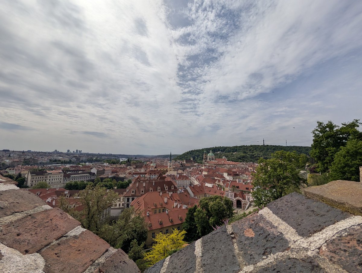 hugscando's tweet photo. 上り坂の途中で、城壁の切れ間から見た中世の街並み。
 #prague #旅 #風景 #風景スナップ https://t.co/6m4cGUpjus