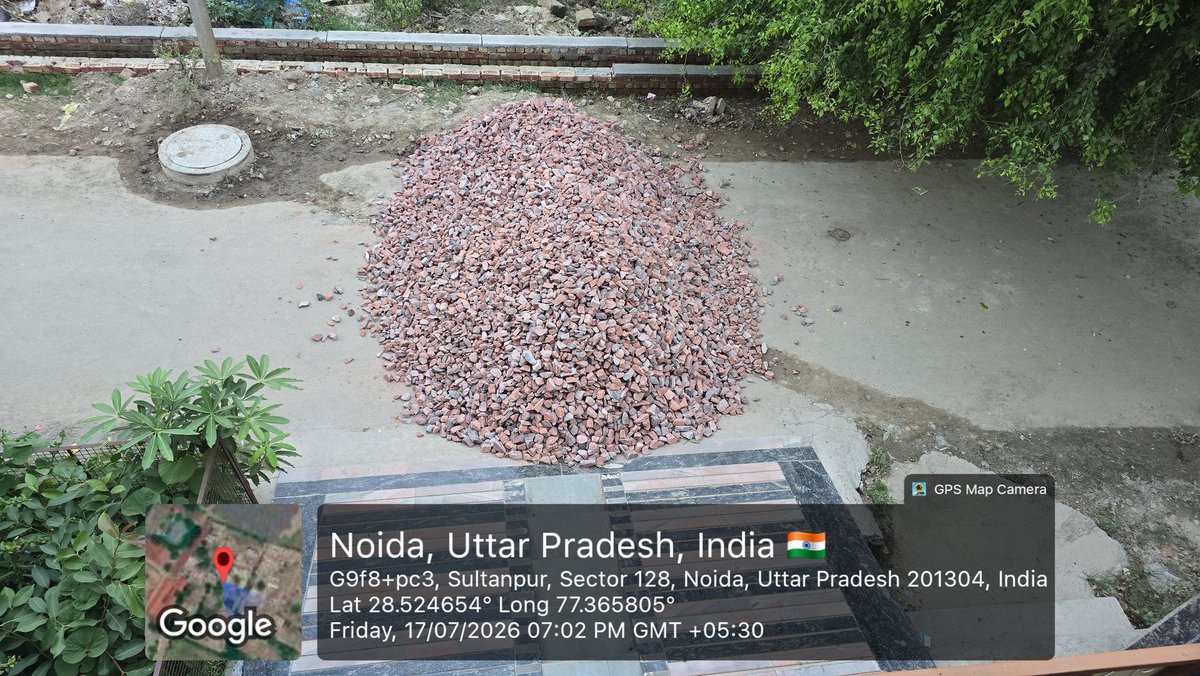 AnkitTyagi005's tweet photo. @noida_authority @CeoNoida @myogioffice @NandiGuptaBJP 
ये नोएडा सैक्टर १२८ का दृश्य है। ये रोड़ी ४ दिन से पड़ी हुई है और कोई काम नहीं हुआ है।
सारे रास्ते बंद हैं इसकी वजह से, अगर किसी भी मेडिकल इमरजेंसी की स्थिति में अगर किसी सैक्टर वासी को जान पड़ा तो।कैसे जाएगा। https://t.co/EtHfyeABH9