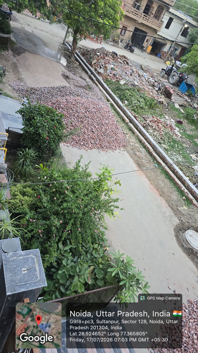 AnkitTyagi005's tweet photo. @noida_authority @CeoNoida @myogioffice @NandiGuptaBJP 
ये नोएडा सैक्टर १२८ का दृश्य है। ये रोड़ी ४ दिन से पड़ी हुई है और कोई काम नहीं हुआ है।
सारे रास्ते बंद हैं इसकी वजह से, अगर किसी भी मेडिकल इमरजेंसी की स्थिति में अगर किसी सैक्टर वासी को जान पड़ा तो।कैसे जाएगा। https://t.co/EtHfyeABH9