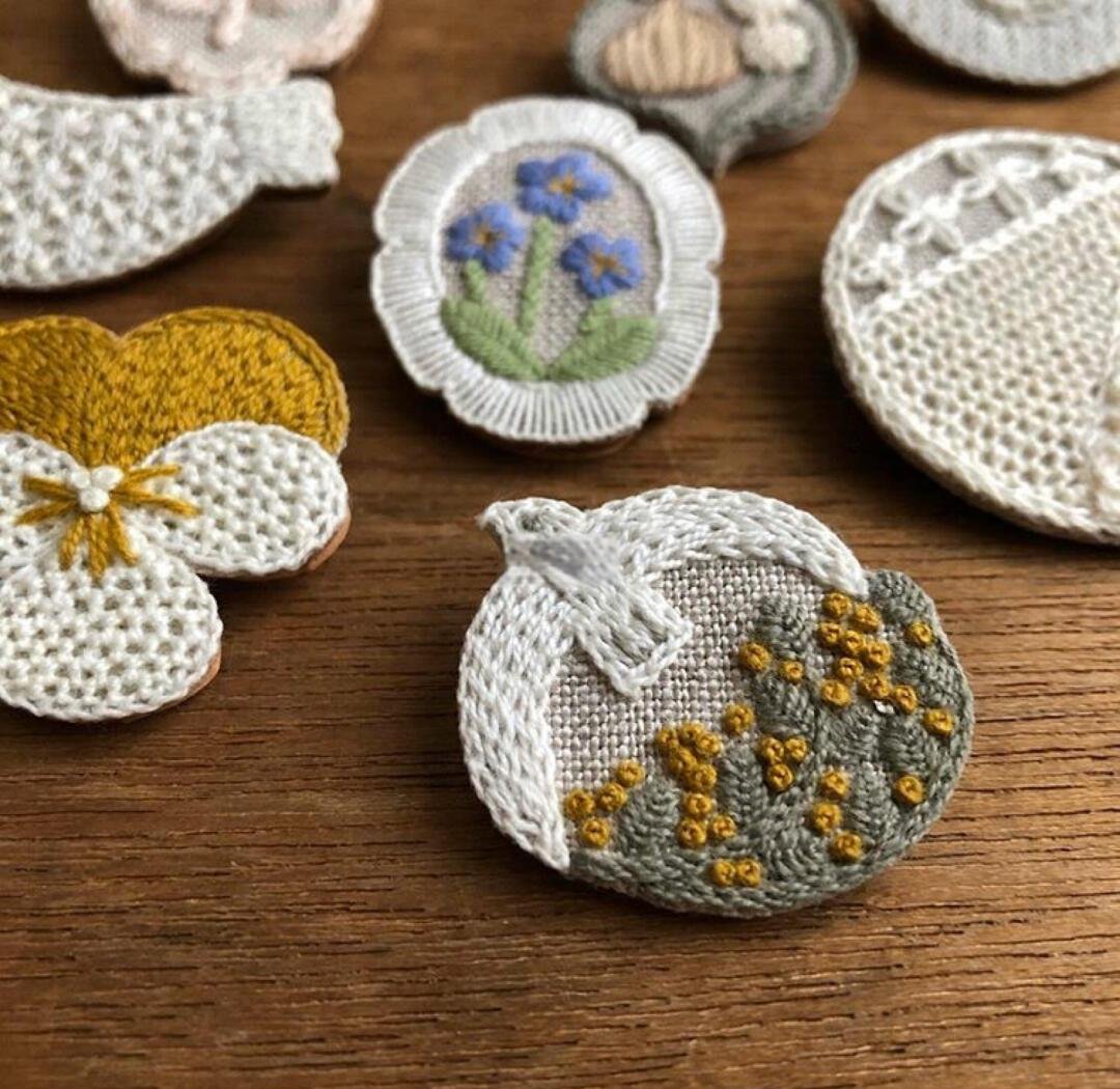 best__woo's tweet photo. Just finished this cute knitted flower brooch—added tiny sequins for extra sparkle! Perfect for sprucing up a plain jacket https://t.co/KvfMzWytoE
