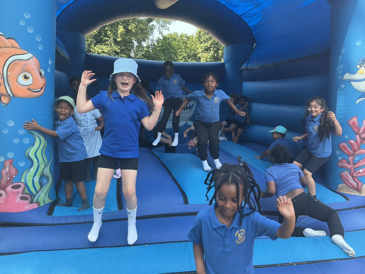 AbbeyPrimary's tweet photo. Lots of last day fun today in #y2 #lovetheabbey https://t.co/nkJ9FloylR
