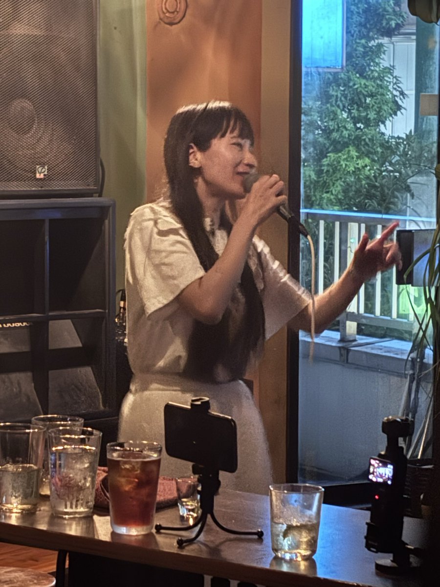 beeetruuuue's tweet photo. 酔っ払いのおじさん達が次々と闖入し三人でドラムを叩いたりのおふざけでせっかくのあんにゅさんのステージでなんてことをしてくれてんだとキレそうwになったけど気づけばそれが見事なセッションになっていて不覚にも感動してしまった。もうひとりの女性ラッパーの方も超かっこ佳き。良い週末でした。 https://t.co/9dhOQPEh18