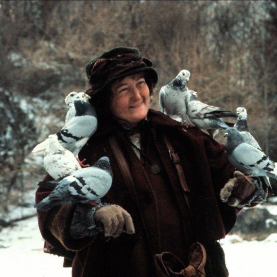 EdgarParedesH's tweet photo. La actriz irlandesa #BrendaFricker ha fallecido a los 81 años.

Era más conocida por su papel ganador del Oscar en ‘My Left Foot’ y por interpretar a la señora de las palomas del Central Park en ‘Mi pobre angelito 2’. https://t.co/JSTsDHMKlp
