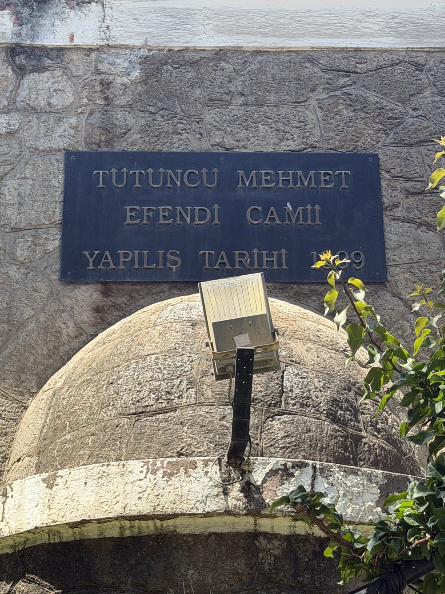 faruk_ibrahim_'s tweet photo. Bugün Cuma namazını 
#TütüncüMehmetEfendiCamii nde kıldık,Hocamız ile uzunca bir sohbetimiz oldu,Camiinin minaresi çevredekilerin dava açması sonucu deprem riski nedeniyle mahkeme kararıyla yıkılmış.Bu tarihi mabedin minaresini yeniden inşaa etmek için hep birlikte çalışacağız. https://t.co/iw1pUr4fQ6