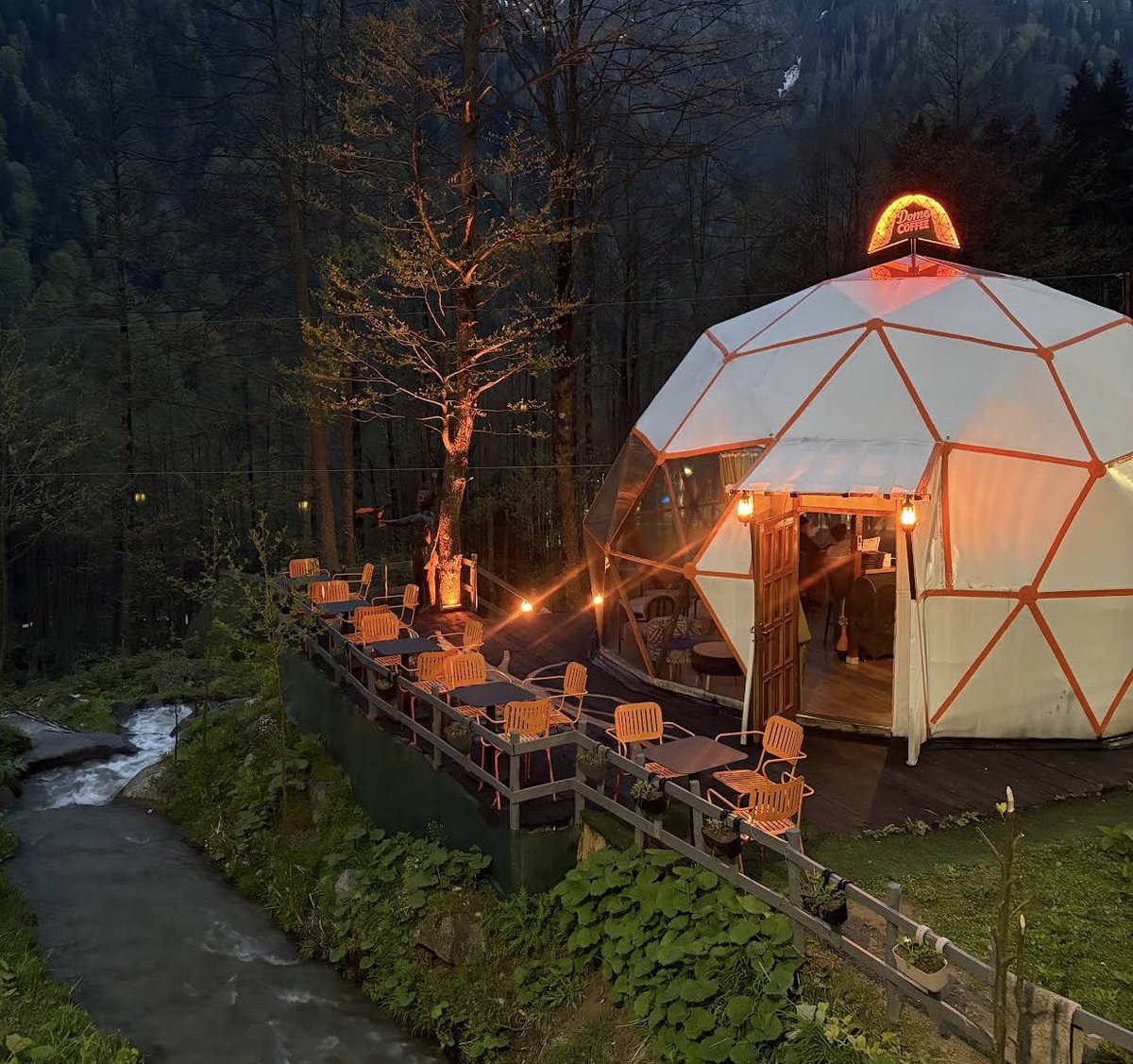 Ask_tourist_adv's tweet photo. إذا زرت آيدر لا تفوّت هالكوفي☕🌲
Ayder Dome Coffee

هذا مو مجرد كوفي… هذه قبة بانورامية وسط طبيعة آيدر الخلابة 😍
القهوة جيدة جدا والحلى جميل 👍

استمتع بقهوتك داخل قبة زجاجية بإطلالة ساحرة على الجبال والغابات والضباب، في أجواء هادئة .

⭐️ التقييم: 5.0/5
📍الموقع 
https://t.co/Mt24dRgkuB

#تركيا #طرابزون #الشمال_التركي