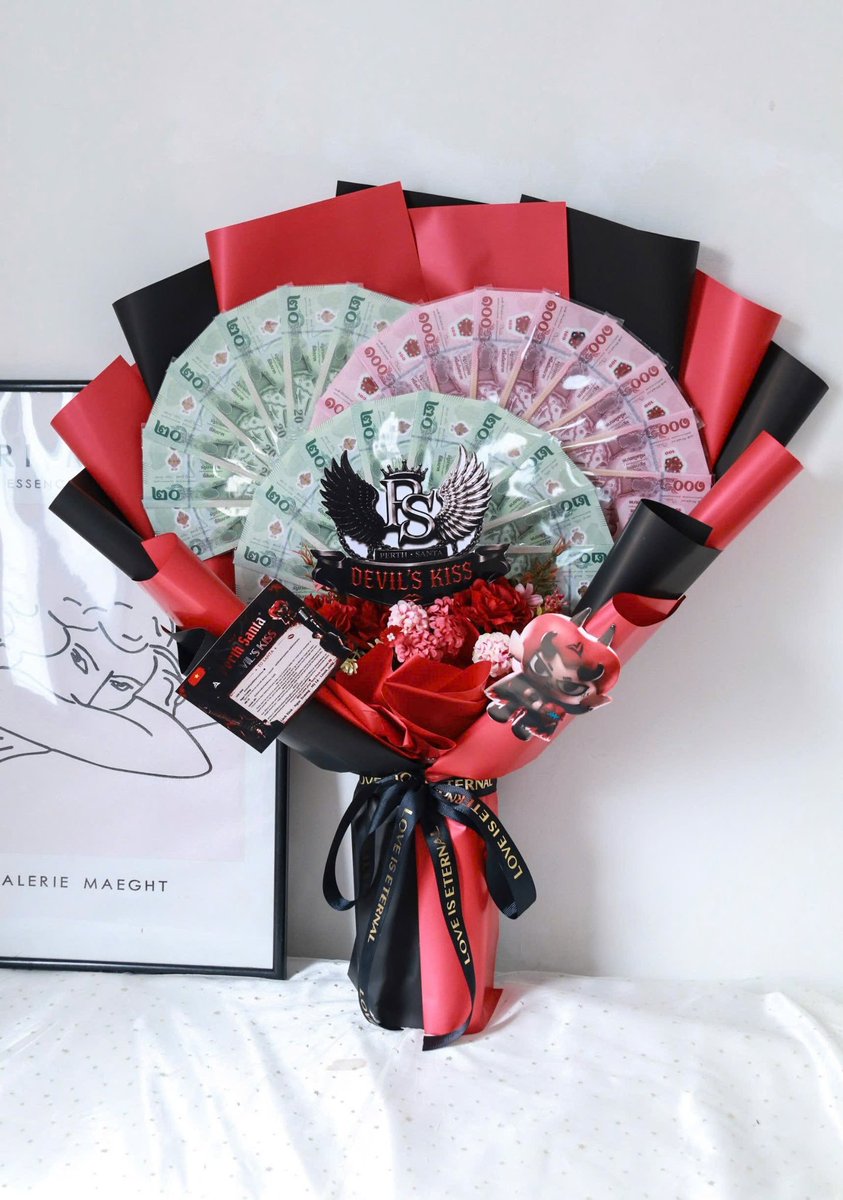 Linnh_nnhi's tweet photo. A small bouquet, endless love and support for PerthSanta🖤🤍

Wishing the performance great success.
รักและซัพพอร์ตเพิร์ธซานต้าเสมอ.

 Thank you @phuongl07157448 @NgocTruong0695 @Bongswagv7 We did it together.

#PerthSantaConcert 
#PerthTanapon #Santapp
#PerthSanta #เพิร์ธแซนต้า https://t.co/ND1FpQWsmW