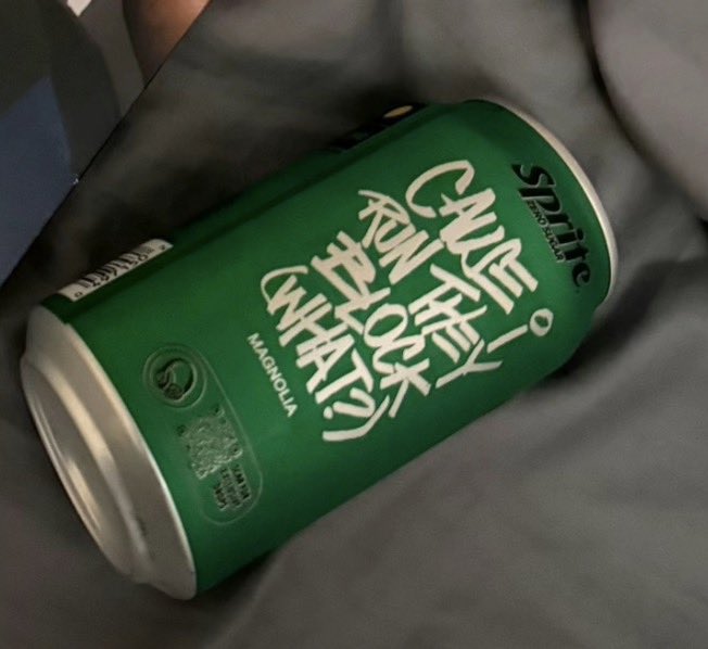 rhapsima's tweet photo. Sprite, Playboi Carti’nin patlamasındaki en etkili şarkı olan Magnolia’nın sözlerini şişelerinin üstüne yazdı!

Şişeler, Sprite x Genius’un hip hop’un altmış yılını kutlayan “Living Playlist” serisinin bir parçası.

@Sprite_TR lütfen Türkiyeye gelsin 🙏

Yanında da Carti gelse😮‍💨 https://t.co/OoRyqTcKfx