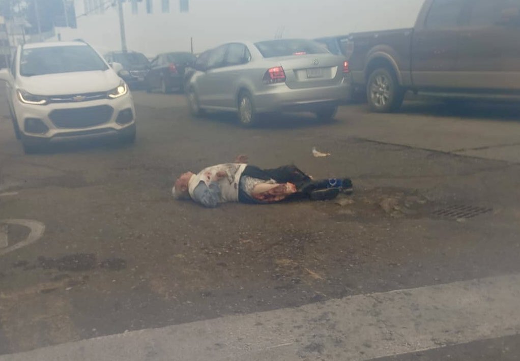 NotiRoja's tweet photo. #URGENTE 🚨| Esta mañana un adulto mayor fue atropellado por un camión urbano de transporte público, los hechos se registraron en el Boulevard Eduardo Vasconcelos frente al hospital del ISSSTE. https://t.co/F028NAdDk1