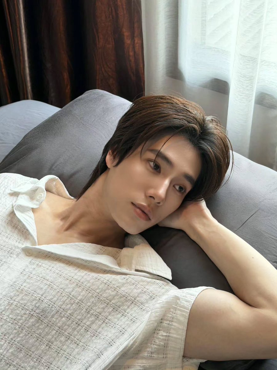twixtpp's tweet photo. ภูวินโดนผึ้งต่อยที่แขนเหรอ 😩😩😩😩 https://t.co/0rsOGNCidi