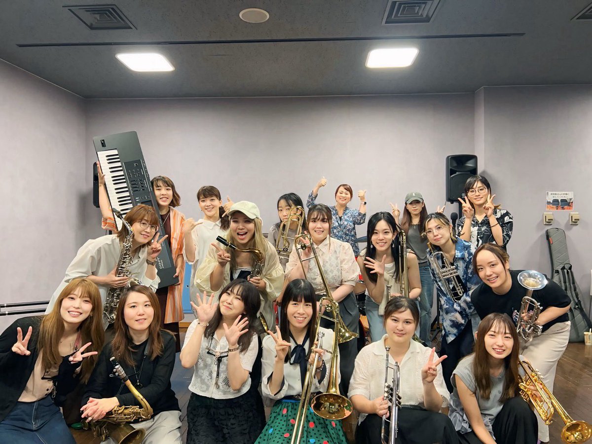 yukikakojimatp's tweet photo. 7/19(日)
🐰桐山絵里子と歌謡NOTE vol.29🐰
Jazz Dining B-flat✨
ゲネプロでした🎺
すごいパワフルで活気溢れる時間でした😊💕
いよいよ明後日!
皆さまにお会いできるのを楽しみにしております🥰
集合写真📸✨
相変わらず私は強そう🤣
@kayounote
#歌謡曲
#BigBand
#Trumpet https://t.co/EvBvxIZJfX