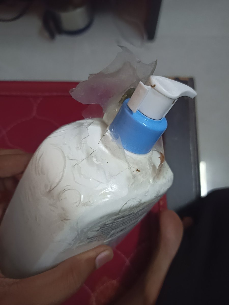 iAshStar09's tweet photo. @myntra @CetaphilIndia a ₹1,899 Cetaphil Gentle Skin Cleanser in this condition—damaged, cracked, broken seal &amp; dirty packaging. Completely unacceptable for a skincare product. Is this your quality check? Expecting an immediate refund/replacement &amp; fair compensation. https://t.co/2UCxHS0b5n