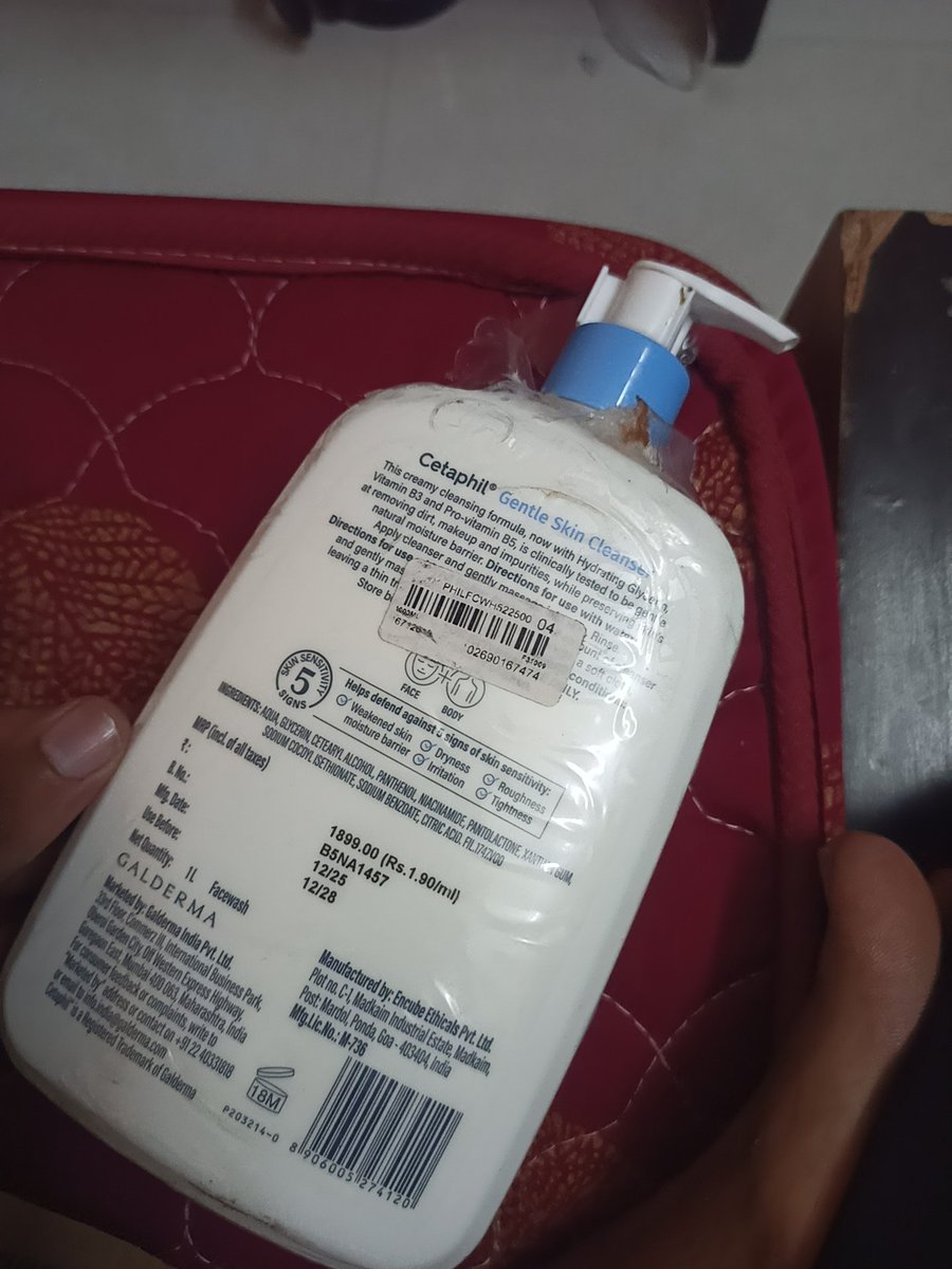 iAshStar09's tweet photo. @myntra @CetaphilIndia a ₹1,899 Cetaphil Gentle Skin Cleanser in this condition—damaged, cracked, broken seal &amp; dirty packaging. Completely unacceptable for a skincare product. Is this your quality check? Expecting an immediate refund/replacement &amp; fair compensation. https://t.co/2UCxHS0b5n