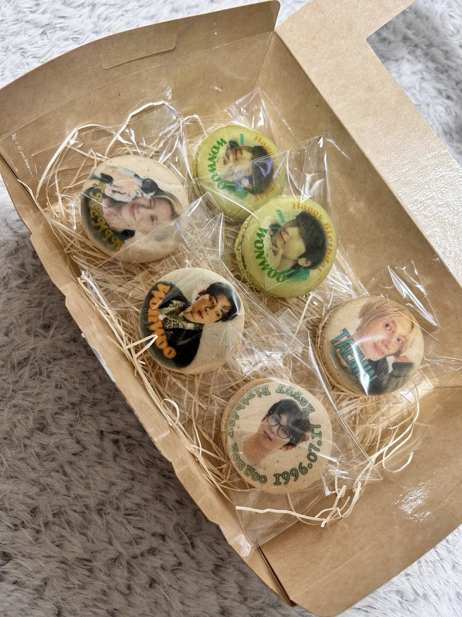 MeguArno277's tweet photo. 大型バナーに当選して今日ゲットしてきました🥰
ほんとに嬉しい💜💜💜
ここのマカロンが美味しすぎてまた買ってきちゃった🤣💜
本当にありがとうございましたぁ😍

@Ing_Cafe 
@Limerence_0707_ 
#ARNO_IN_BLOOM https://t.co/O5gmLrcMwq