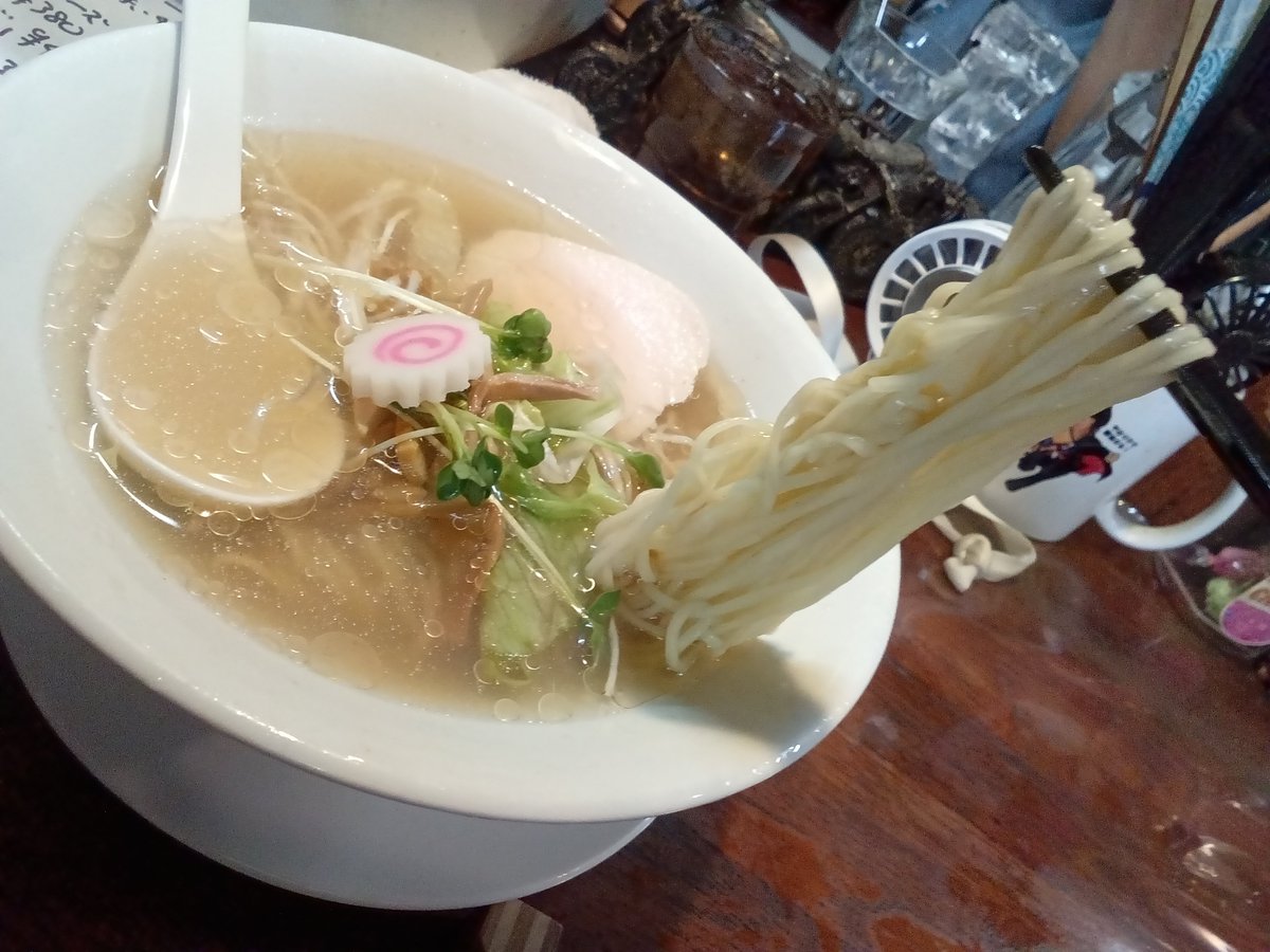 koikekazuki0950's tweet photo. 7/17【麺酒処 ふくろう】横浜市戸塚区、戸塚駅から徒歩7分。昨日から始まった期間限定、はまぐり✕トマトのダシラーメン冷塩1280円。レタスのおひたしが良いアクセント。ホルモンジャンハーフ、バクダン。長友店主、早苗さんご馳走様！ https://t.co/P6WyufoT2G