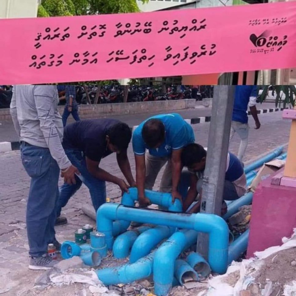 HajjaUaan's tweet photo. Housing minister aka hureygen geynaa tharagee. https://t.co/Bwb5TO6BeL