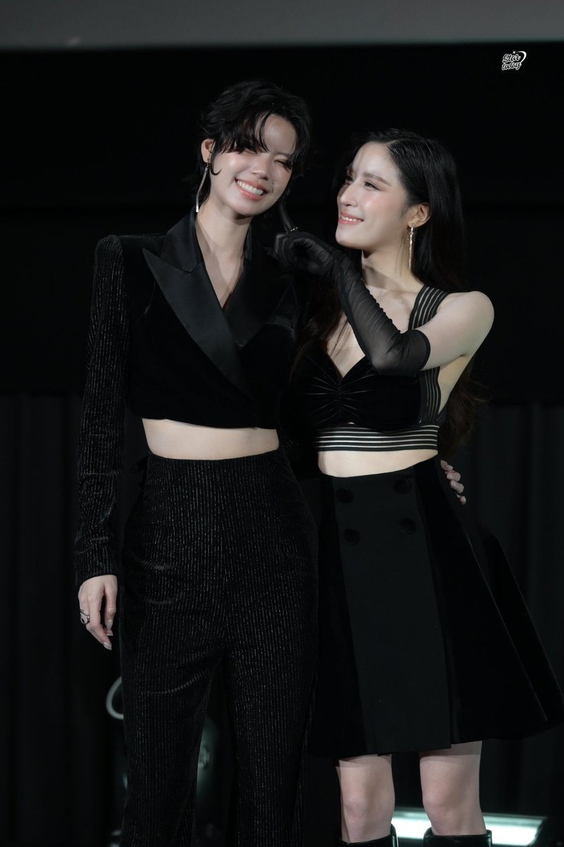 FayGeneMY's tweet photo. Gene favorite pose  🥰 

CHASING LOVE FINAL EP 
#ChasingLoveFinalEP
#FayGene #เฟย์จีนี่
#fayapisl #ornalin_gene https://t.co/vTH1QUzLYL