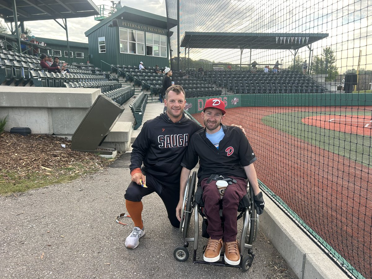 HodgySpeaks's tweet photo. NEW friends in other uniforms

Longtime twitter followers, first time hangout.. cheers, @byrongreg!

@HppTigers https://t.co/fpMmJt1I1N
