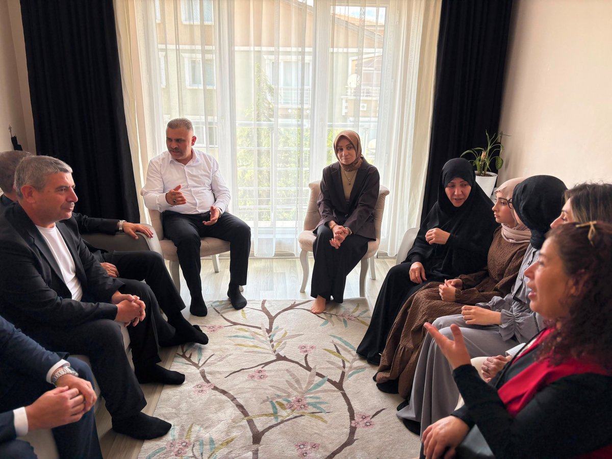 leylasahinusta's tweet photo. 15 Temmuz hain darbe girişiminde, Ankara Kahramankazan’daki Akıncı 4. Ana Jet Üs Komutanlığı önünde vatanı uğruna canını feda eden kahraman şehidimiz Lokman Biçinci’nin kıymetli ailesine, misafirperverlikleri ve samimi sohbetleri için teşekkür ediyorum. Aziz şehidimiz Lokman Biçinci’yi rahmet, minnet ve dualarla yâd ediyor; mekânının cennet, makamının âli olmasını diliyorum. 🇹🇷