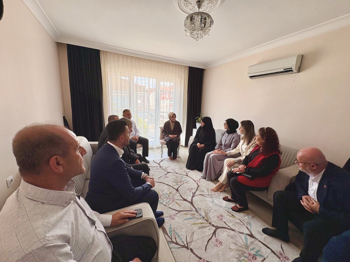 leylasahinusta's tweet photo. 15 Temmuz hain darbe girişiminde, Ankara Kahramankazan’daki Akıncı 4. Ana Jet Üs Komutanlığı önünde vatanı uğruna canını feda eden kahraman şehidimiz Lokman Biçinci’nin kıymetli ailesine, misafirperverlikleri ve samimi sohbetleri için teşekkür ediyorum. Aziz şehidimiz Lokman Biçinci’yi rahmet, minnet ve dualarla yâd ediyor; mekânının cennet, makamının âli olmasını diliyorum. 🇹🇷
