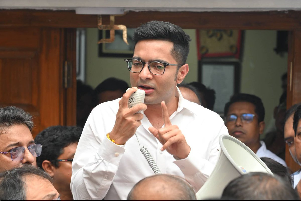 NotYourSaifu's tweet photo. আজ তৃণমূল কংগ্রেস চেয়ারপার্সন শ্রীমতী মমতা বন্দ্যোপাধ্যায়ের কার্যালয়ে আমাদের দলের সর্বভারতীয় সাধারণ সম্পাদক শ্রী অভিষেক বন্দ্যোপাধ্যায় দলীয় কর্মীদের সাথে এক গুরুত্বপূর্ণ বৈঠক করলেন। তিনি কর্মীদের সংঘবদ্ধ ভাবে কাজ করার অনুপ্রেরণা জোগালেন। https://t.co/rn1wLIFw0p