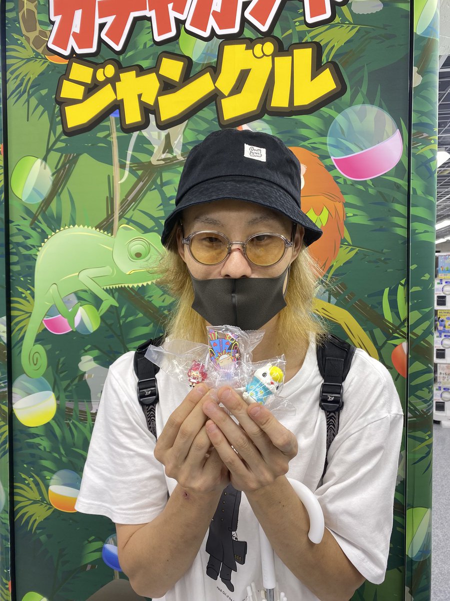blizzard0828's tweet photo. ネタ中に斉藤サトルさんの
鼻をケガさせてしまいました
めっちゃ謝ったら
「俺カサブタ剥ぐの好きなんだよ」
と言いながら可愛いガチャガチャばかり回してました
無敵でした https://t.co/OYbkZMrM4e