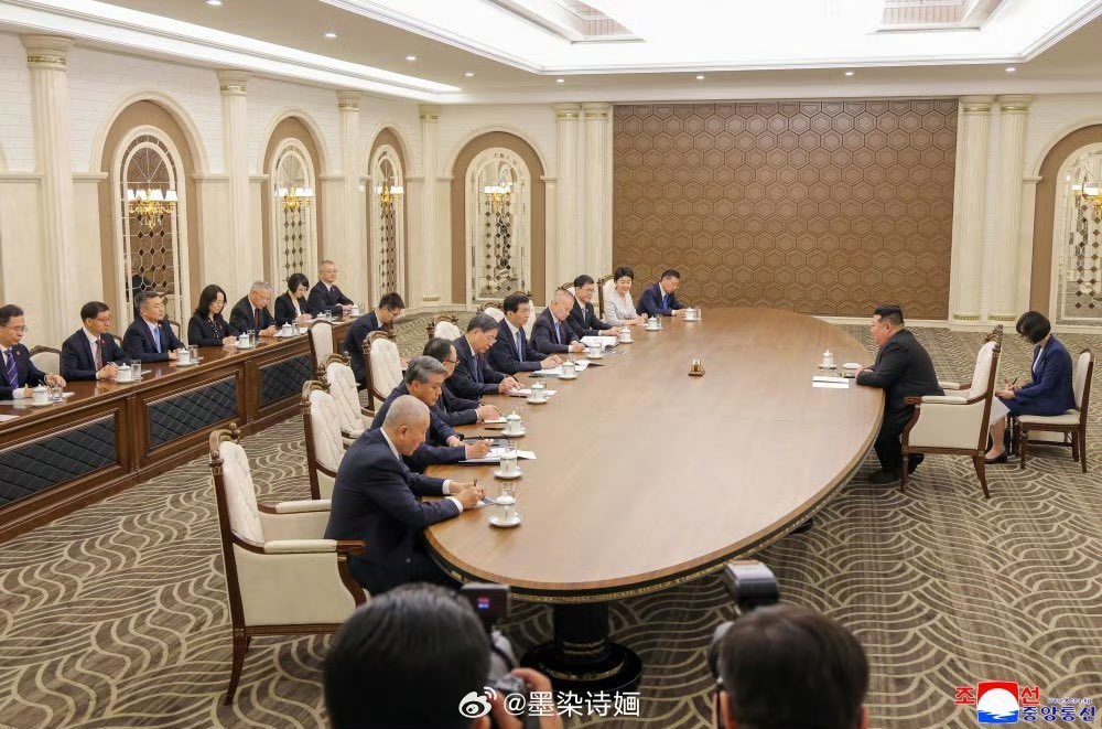 LPX2019's tweet photo. 金委员长给中共国第一国师上课 https://t.co/f6opbFN3xe