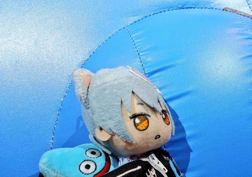 Fenrir_t's tweet photo. @riu_kanoe その装備いいな！つけ心地良さそうだ。
ほとんど、っつか、そのVR体験のエリア周りと、別の階の展示以外は写真も大丈夫だし、スタッフさんも俺達に楽しく色々教えてくれたぜ。
俺達みたいなのが魔物と戯れてても問題ないはずだ。触ったら危ねえ魔物には気をつけろよ！
来月はぜひ楽しんできてくれ！ https://t.co/dkCxVtyxx6
