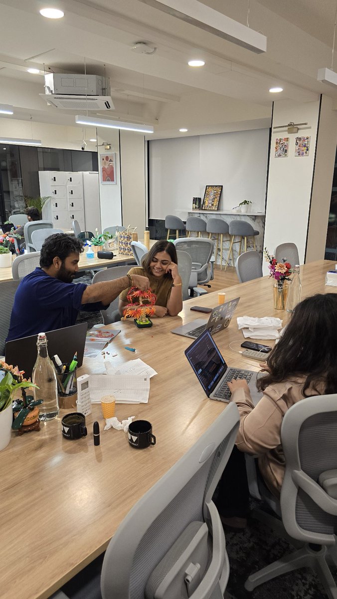 avneer_bh's tweet photo. Meeting pe jaata hu. Yeh AI build bolke lego buildathon karne baith gaye yeh sab! Ajab logg hai @useflo101 team mein bhai 🤪 https://t.co/Vi77suu0IM