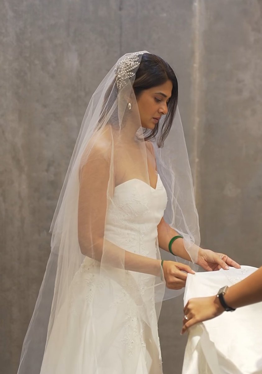 BhadMaiJao_'s tweet photo. If glimpse is like this then imagine the final look with all the bridal glow🥺❤️😭😭

#JenniferWinget https://t.co/pxYULmEssB