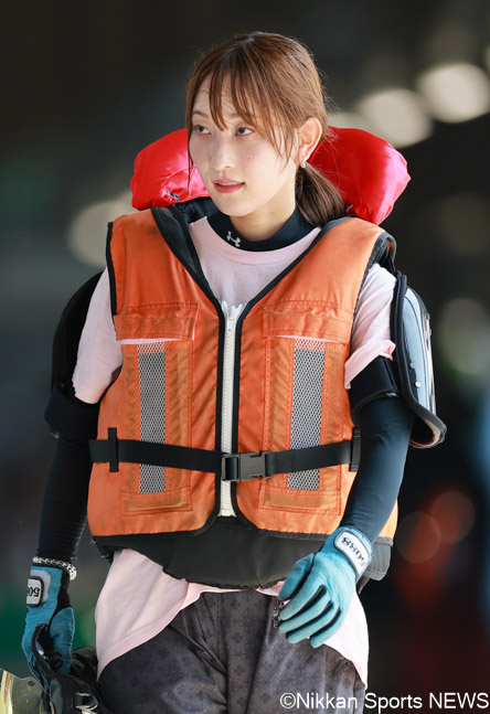 nikkan_boat's tweet photo. 【#津ボート #Ｇ３イースタンヤング】前検日
　サッカー少女だった ＃高憧四季 とはＷ杯サッカーについて盛り上がりました。
　「準決勝は２試合とも半起きの状態で生で見ました。メッシ－もだけど、ヤマルがすごかった！」と四季ちゃんはヤマル押しのようです。
　さすが学生時代はＰＫは外したことがないと話すサッカーアスリート。見てますね。
　ちなみに決勝はアルゼンチンが勝つと予想。記者はスペイン推しなので「ここは譲れません」と勝負師の顔までのぞかせていました。しがないボートレース予想記者と今節、ダービー出場を狙う女子の次世代女王候補の予想合戦は果たしてどちらに軍配が…。今節中に決勝は行われます。注目です。
　ちなみにメッシやヤマルのようなボールコントロールでボートを操れたら四季ちゃんは今節無敵でしょう。