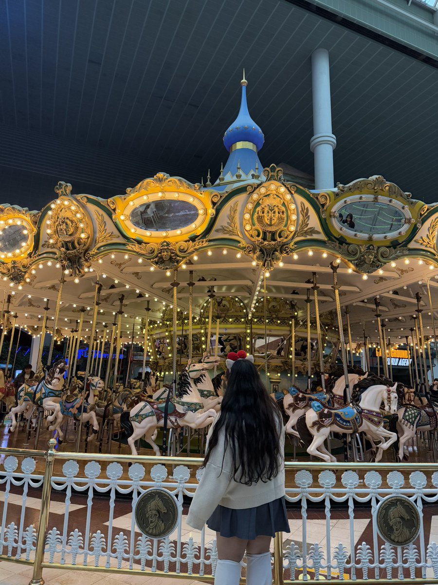 duuuuaS2's tweet photo. 韓国の遊園地はみんな制服着て楽しむんだぞ https://t.co/EZCNgKPkVV