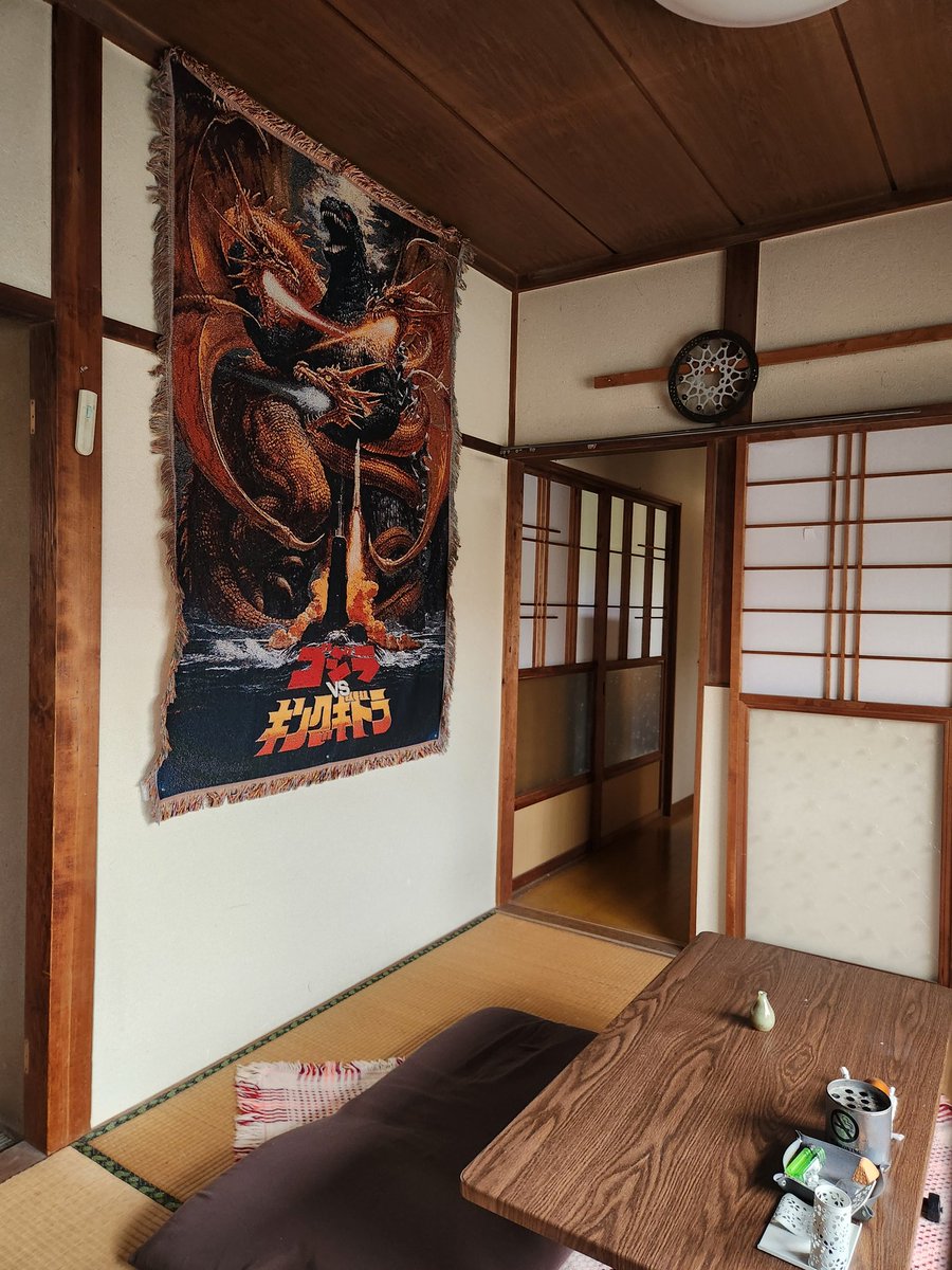 4mini88monkey's tweet photo. 和室の様子がおかしくて楽しい https://t.co/7KuPNeT6YN