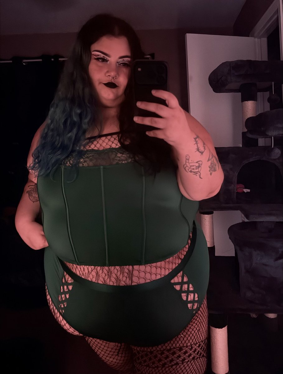vixvibrant's tweet photo. fat goth women are your weakness https://t.co/a5e7V5io3K